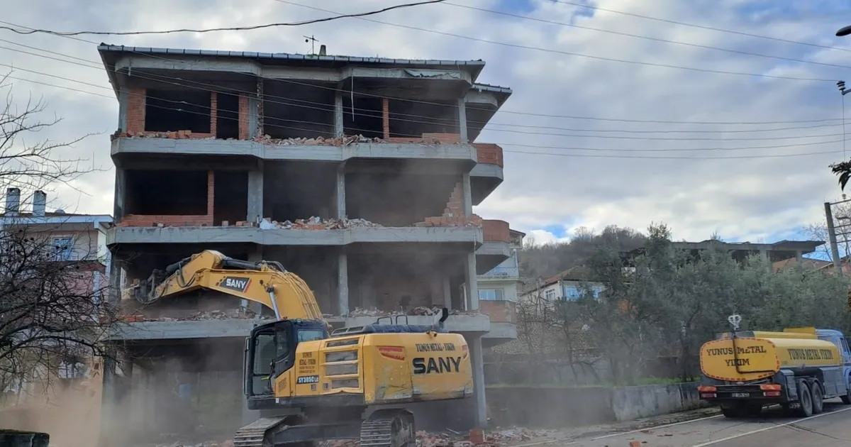 Kocaeli Gölcük’te  depreme dayanıksız binalardan arındırılıyor