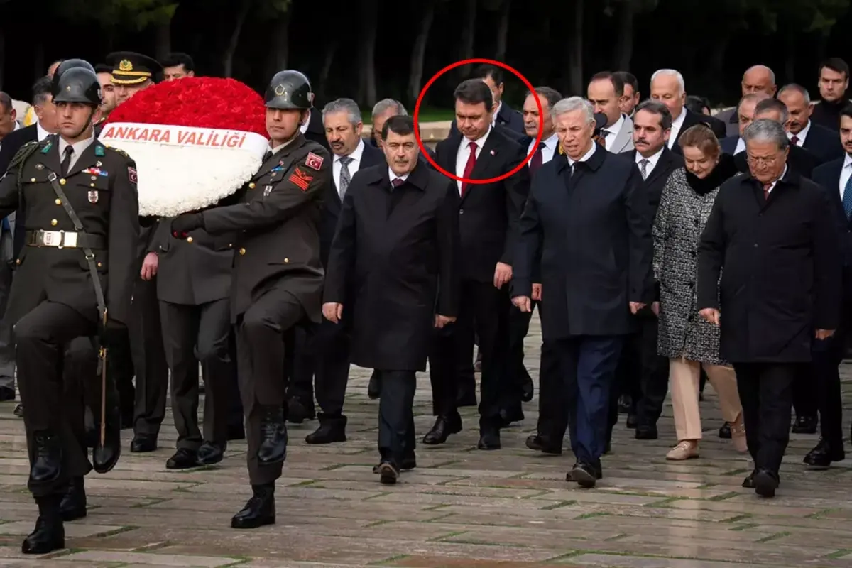 anitkabirdeki torene damga vuran goruntu yavas ve sorusturma izni isteyen bassavci yan yana pwMdguEe.jpg