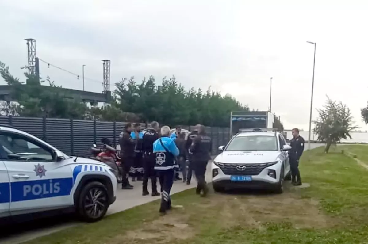 avcilarda trafige kapali yolda tartisma XTJ8Jr7G.jpg