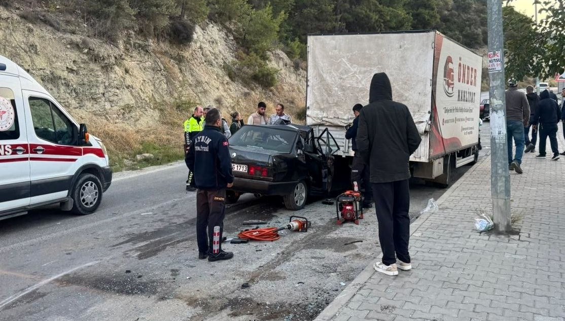 kusadasinda otomobil park halindeki kamyonete carpti bir olu dort yarali BOMVBPag.jpg