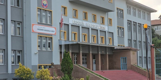 lisede tuvalette sigara istedi kullanmiyorum yanitini alinca cenesini kirdi LyP12MyX.jpg