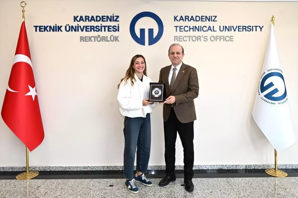 milli boksor buse naz cakiroglundan ktu rektorune ziyaret kBy2qrac.jpg