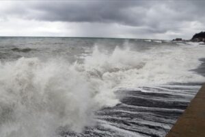 Sıcaklık 8 derece düşüyor, 4 ile sarı kodlu uyarı verildi: Kuvvetli rüzgar fırtınaya dönüşecek sicaklik 8 derece dusuyor 4 ile sari kodlu uyari verildi kuvvetli ruzgar firtinaya donusecek DIByhXx1.jpg