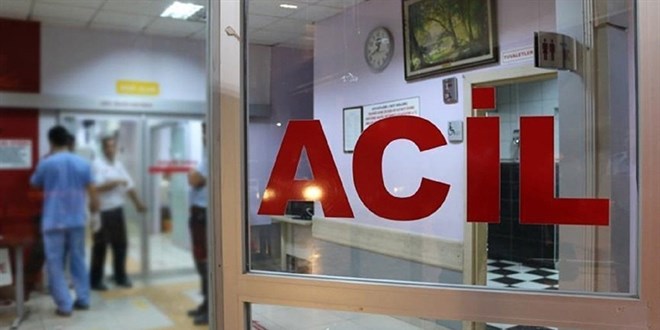 tokatta akaryakit istasyonunun tabelasina carpan hafif ticari aractaki 3 kisi yaralandi hwdXQ91n.jpg