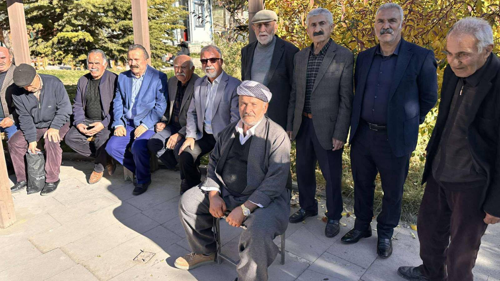 vanli emekliler olume terk ettiler mezarimizi kazip bizi gommeye bile tenezzul etmiyorlar NSFvflri.png